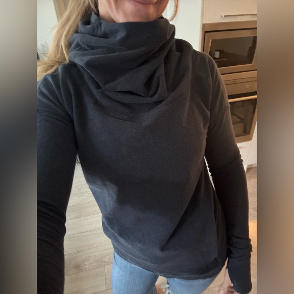 Beautiful Navy Lulu Cowl neck sweater 🖤